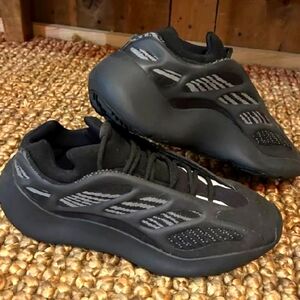 Yeezee 700 Neon size 11